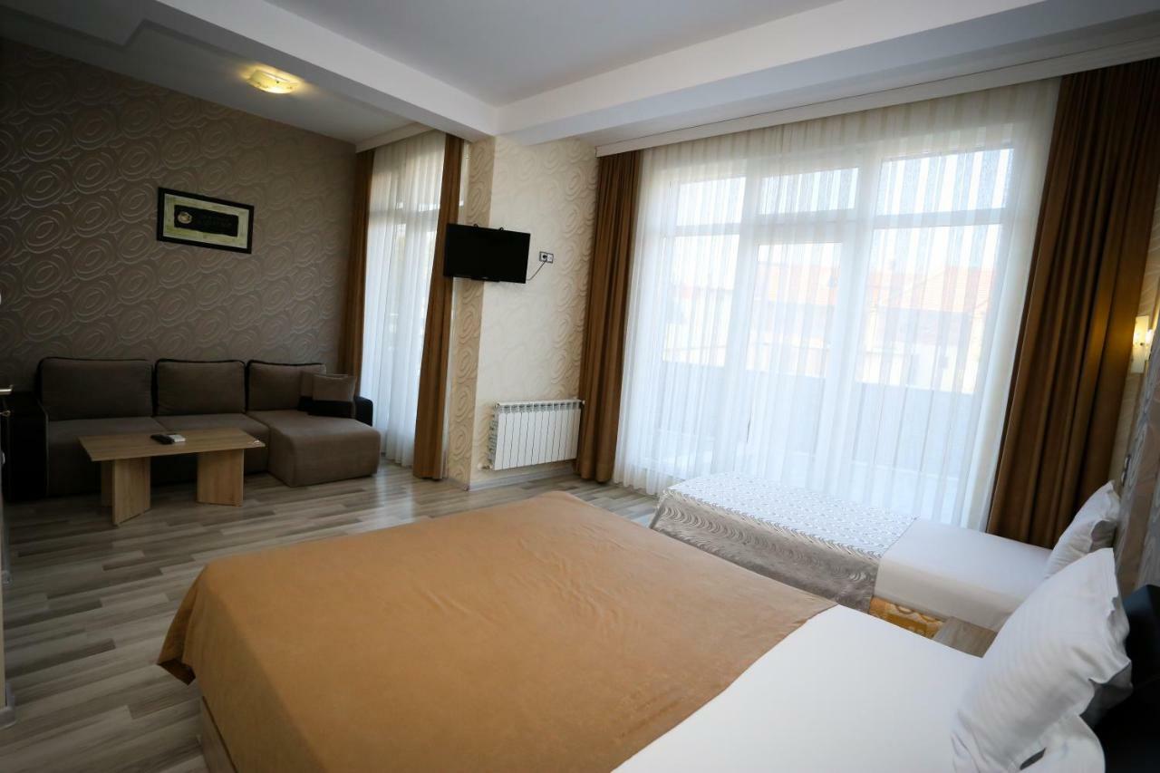 Apart Hotel Central Momchilgrad Ngoại thất bức ảnh